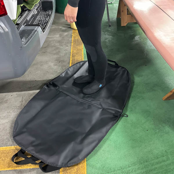 ビーチドデイズ フレックスマット キャリーバッグ / 着替えマット 駐車場 使用イメージ