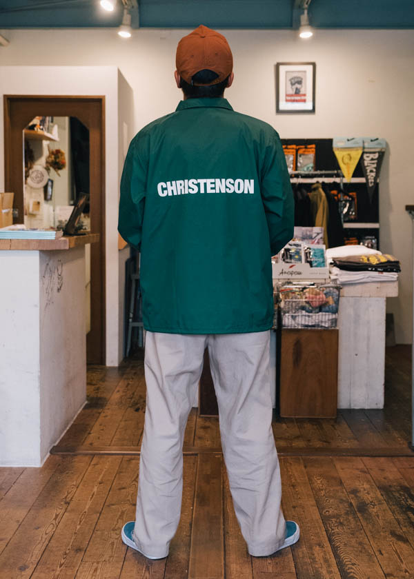 クリステンソン CC Coach Jacket コーチジャケット グリーン / モデル着用 背面