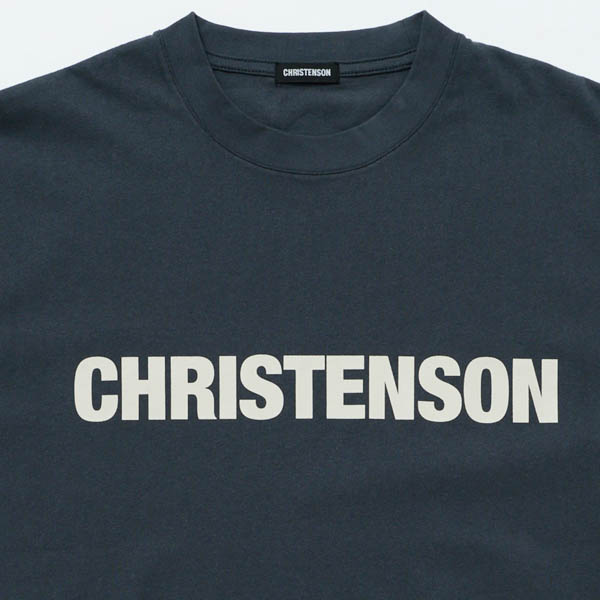 クリステンソン CC LOGO TEE Tシャツ スミ x ベージュ / フロントロゴ・ネックタグ ディテール