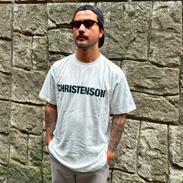 クリステンソン CC LOGO TEE Tシャツ ホワイト / モデル着用 正面