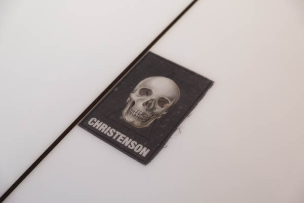 クリステンソン ジャパン C-BUCKET 8'0" CHRISTENSON SURFBOARDS JAPAN / デッキ面全体 店内ラックに立てかけた状態