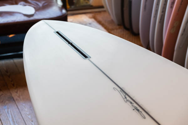 クリステンソン ジャパン C-BUCKET 8'0" / テール寄りのレールクローズアップ シングルフィンボックスとシグネチャー