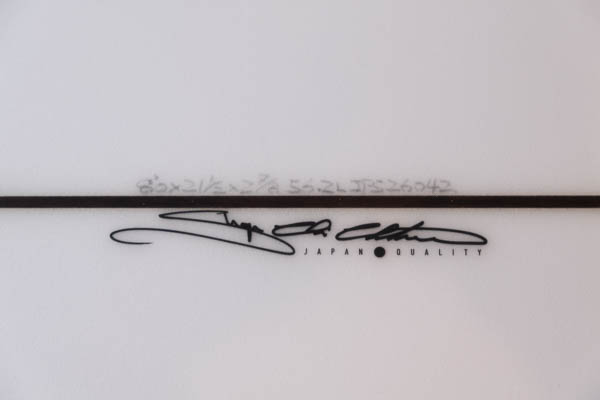 クリステンソン ジャパン C-BUCKET 8'0" / シグネチャーサインとJAPAN QUALITY刻印・寸法表記 クローズアップ