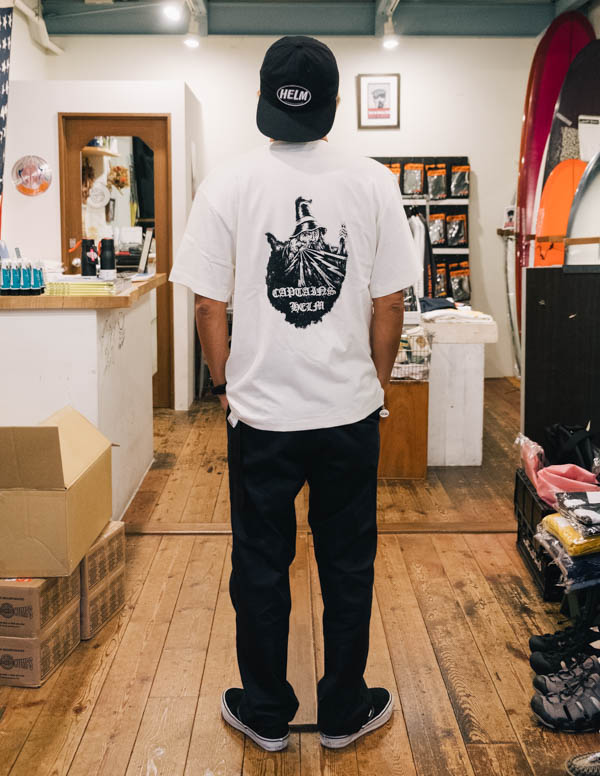 キャプテンズヘルム MITCH ABSHERE × CAPTAINS HELM Tシャツ ホワイト / 着用イメージ