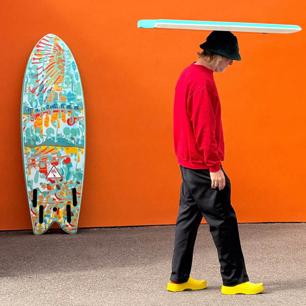キャッチサーフ ヘリテージ レトロフィッシュ Andy Davis 5'8" Andy Davisアートワーク ライフスタイルイメージ