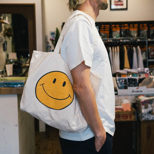 ハンドテックス HANDTEX SMILE Tote / 着用イメージ スマイル面