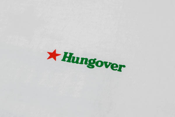 スラッピーサプライ HUNGOVER LS TEE 長袖Tシャツ ホワイト / 左胸プリント アップ