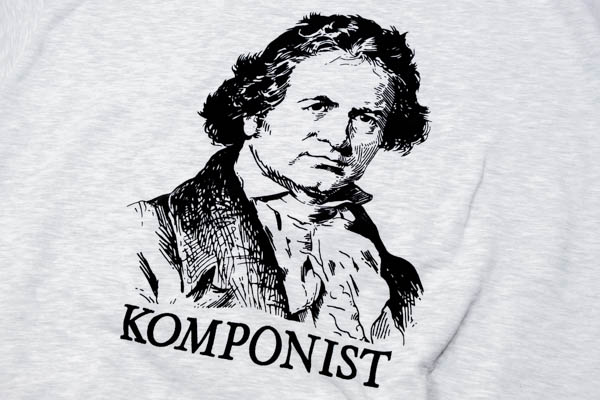スラッピーサプライ KOMPONIST クルーネックスウェット アッシュ / 作曲家の肖像イラストとKOMPONISTロゴ アップ