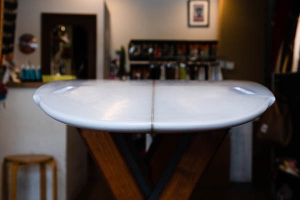 ファロー FLOYD PEPPER 2.0 7'4" Furrow Surf Craft / テール正面 店内スタンドに立てかけた状態