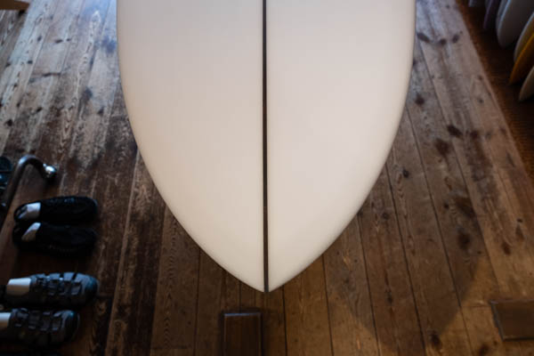 クリステンソン ジャパン C-BUCKET 7'0" CHRISTENSON SURFBOARDS JAPAN / ノーズ 丸みのあるアウトラインとピンライン
