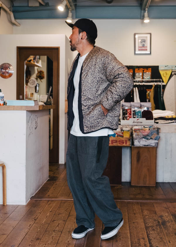 ワックス Reversible Zip Cardigan 中綿カーディガン レオパード / レオパード面 着用イメージ 横から