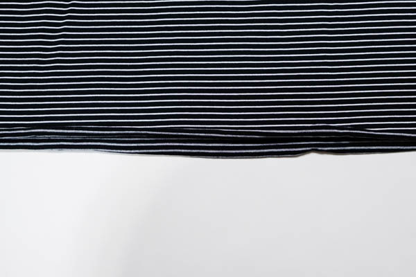 ワックス ピンストライプ カットオフTシャツ / 裾カットオフ ディテール