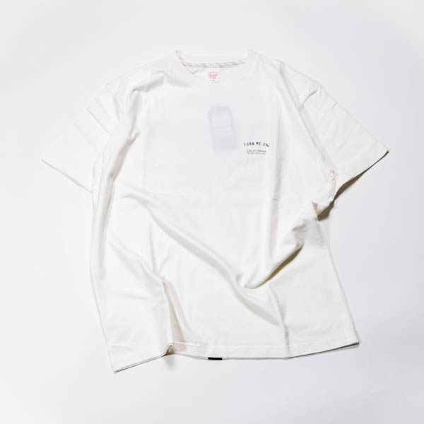 ターンミーオン CA SCRAP BOOK TEE ホワイト / 正面 TURN ME ON CALIFORNIA SCRAP BOOK #1 テキストプリント