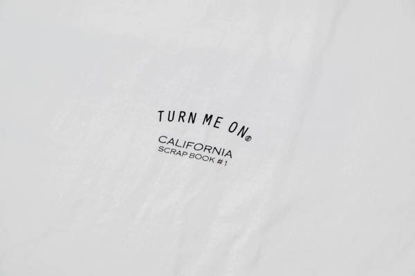 ターンミーオン CA SCRAP BOOK TEE / フロントプリント アップ TURN ME ON® CALIFORNIA SCRAP BOOK #1