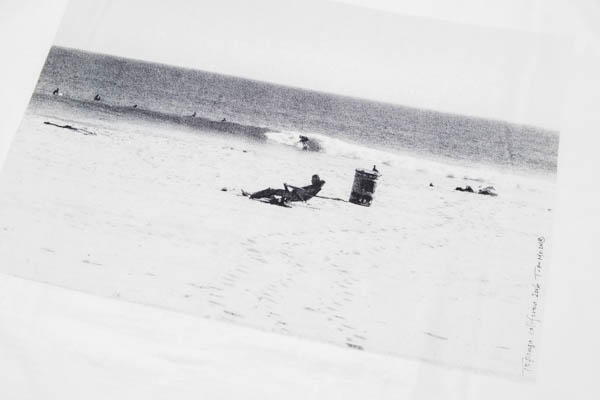 ターンミーオン CA SCRAP BOOK TEE / バックプリント アップ カリフォルニアビーチ モノクロフォト