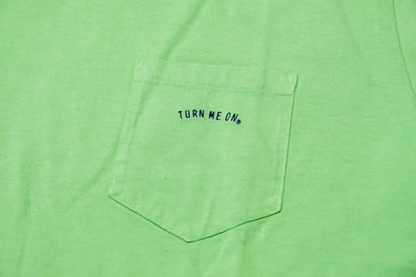ターンミーオン RIDE WAVE LIKE DANCE TEE / 胸ポケット TURN ME ON®ロゴ刺繍アップ