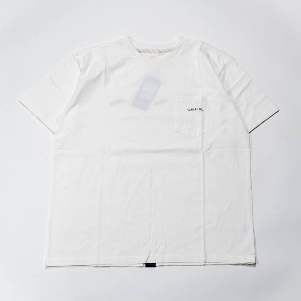 ターンミーオン RIDE WAVE LIKE DANCE TEE ホワイト / 正面 胸ポケットロゴ刺繍