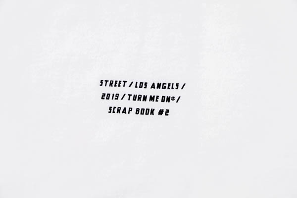 ターンミーオン SCRAP BOOK TEE Tシャツ / フロント左胸テキストスタンプ アップ STREET LOS ANGELS 2019 SCRAP BOOK