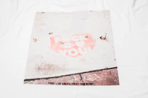 ターンミーオン SCRAP BOOK TEE Tシャツ / バックプリント アップ ロサンゼルスストリートグラフィティフォト