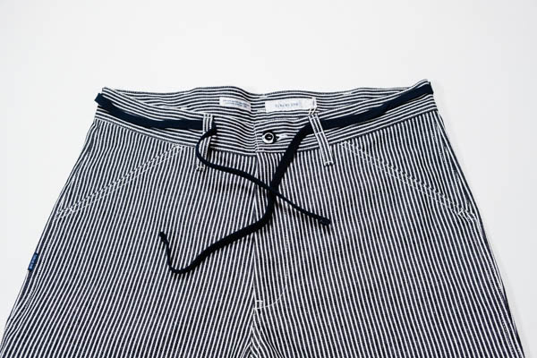 TURN ME ON ペインターパンツ ヒッコリー — ウエスト・ドローコード ディテール