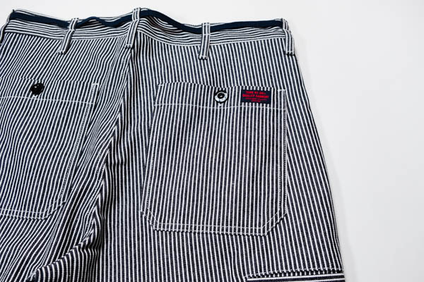 TURN ME ON ペインターパンツ ヒッコリー — バックポケット ディテール