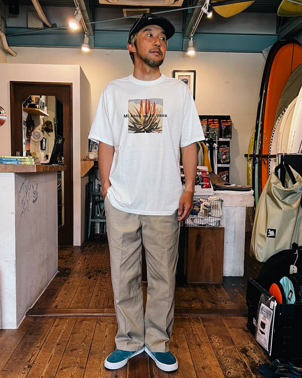 ユーエムアイ フォトTシャツ MI CASA Tee ホワイト / 男性着用（Lサイズ）