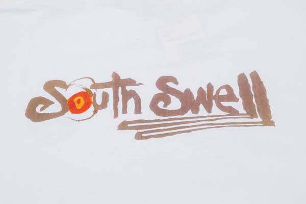 WOW x South Swell Tee ベージュ サーフスタイル 着用イメージ