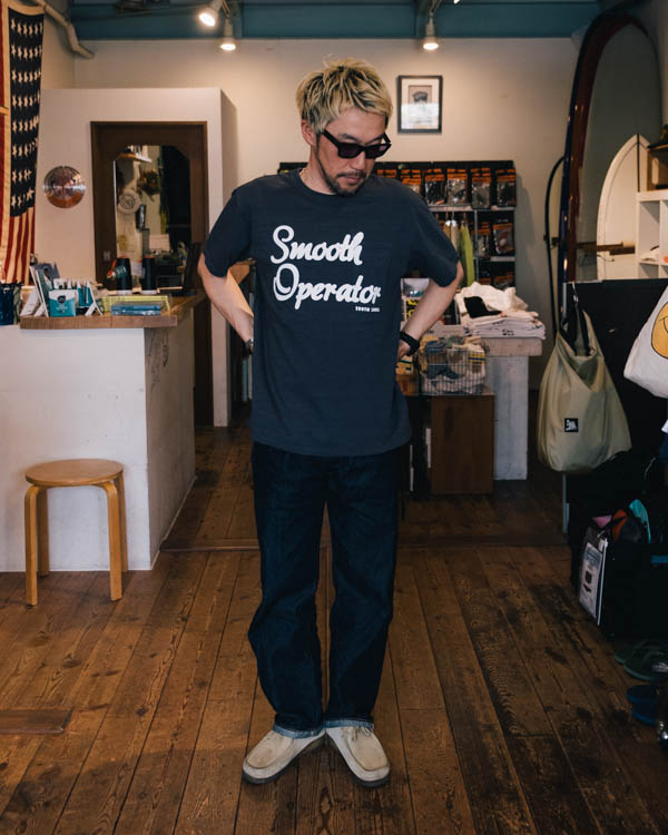 ワオ Smooth Operator Tee ポケットTシャツ ホワイト/チャコール / 着用イメージ