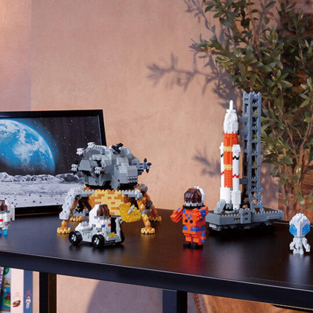 宇宙船内で着用する船内与圧服（オレンジスーツ）を着た宇宙飛行士