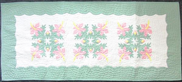 【送料無料】ハワイアンキルト・テーブルランナー（ピンクハイビスカス2）