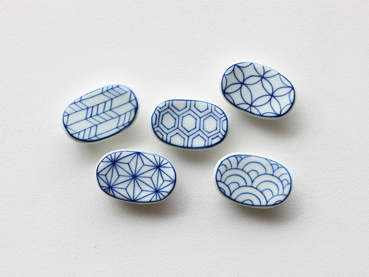 【当たりくじつき新パッケージでお届け！】染付 和柄 楕円 箸置き 有田焼