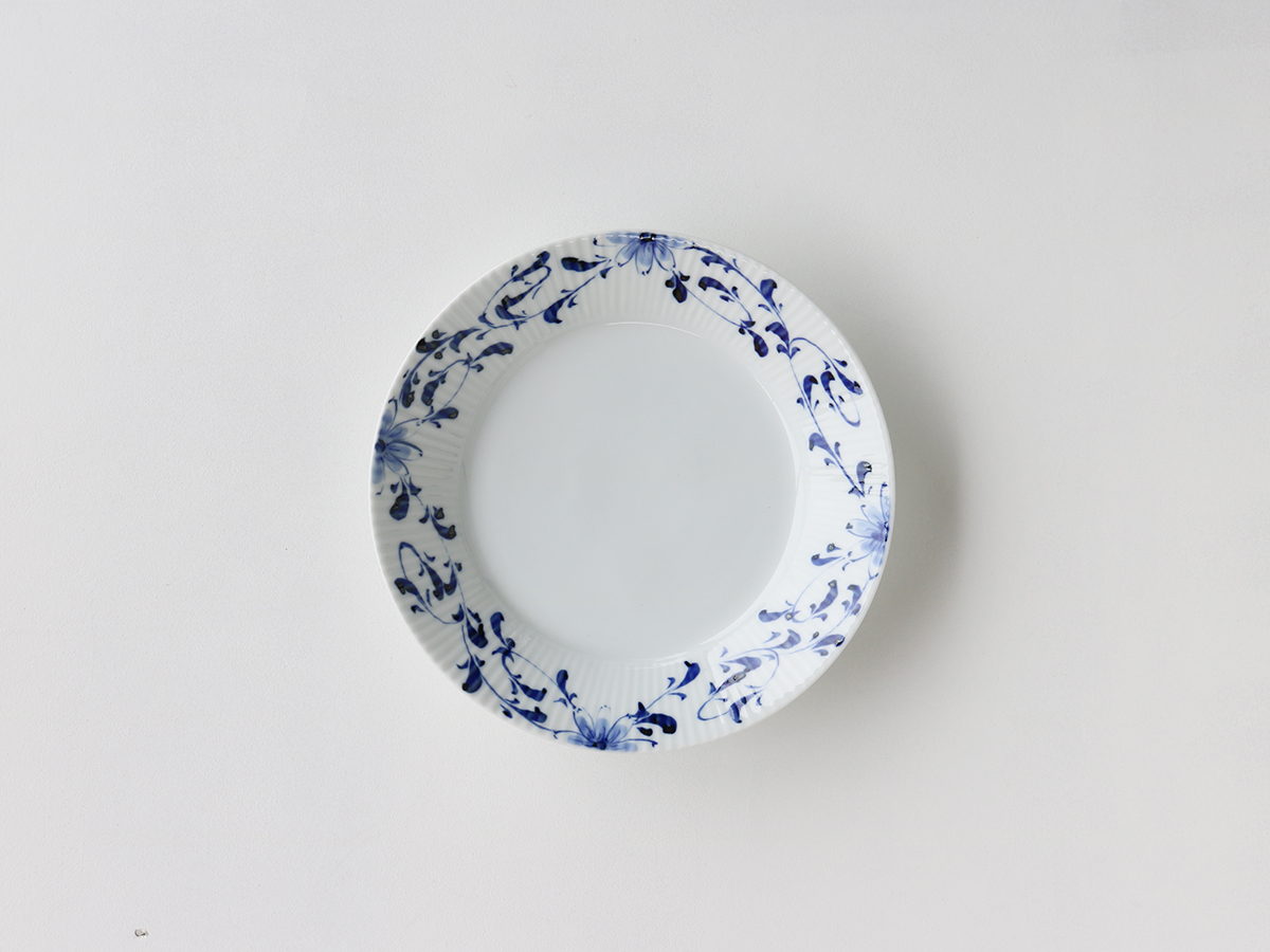 有田焼 晧洋窯 染付 花唐草 しのぎ 7寸皿 | 産直！有田焼 波佐見焼 の