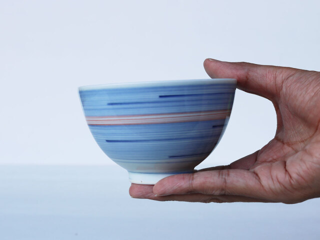 ノイズのような強弱のある線が綺麗。波佐見焼 千段 小花 お茶碗