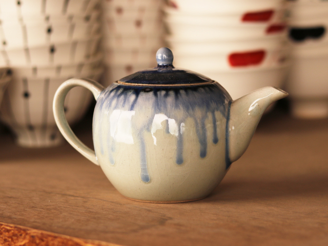 情緒と湿度を感じる釉薬の色味が魅力。波佐見焼 呉須釉流し ポット