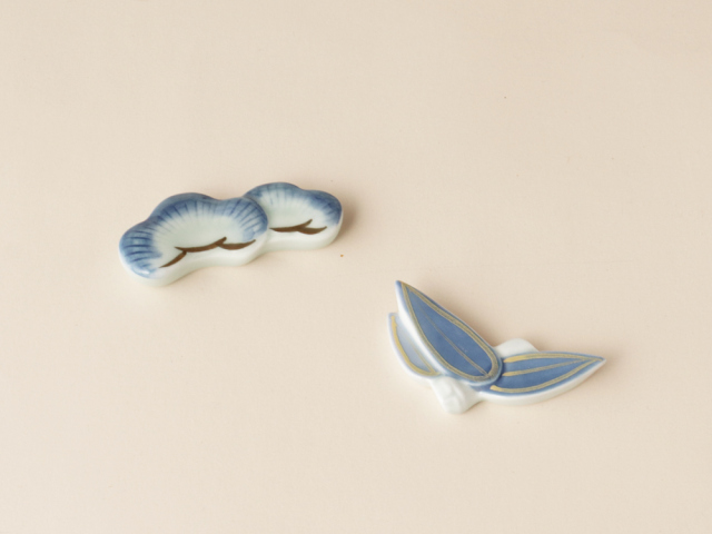 【当たりくじつき新パッケージでお届け！】染錦 金松 / 金竹 箸置き 有田焼