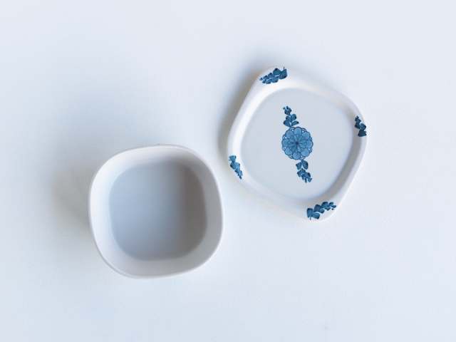 オーブンOK! そのまま食卓に出せる蓋つき角鉢 波佐見焼 染付花唐草蓋