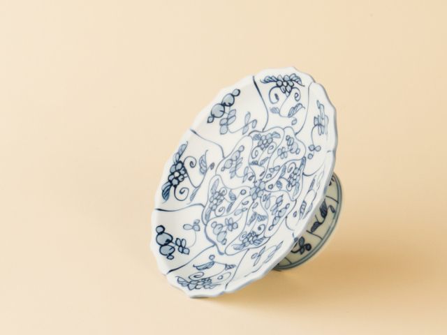 デッドストック 手描き染付 草花紋 高台皿 伊万里焼