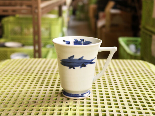 デッドストック】染付 魚紋 反りマグカップ 有田焼