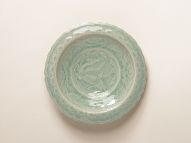 デッドストック 緑灰釉 レリーフ 鹿紋様 花形 深皿 有田焼（貫入あり）
