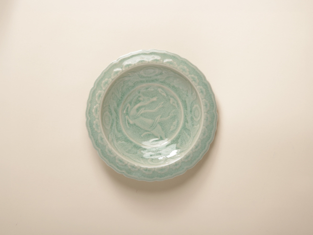 デッドストック 緑灰釉 レリーフ 鹿紋様 花形 深皿 有田焼（貫入あり）