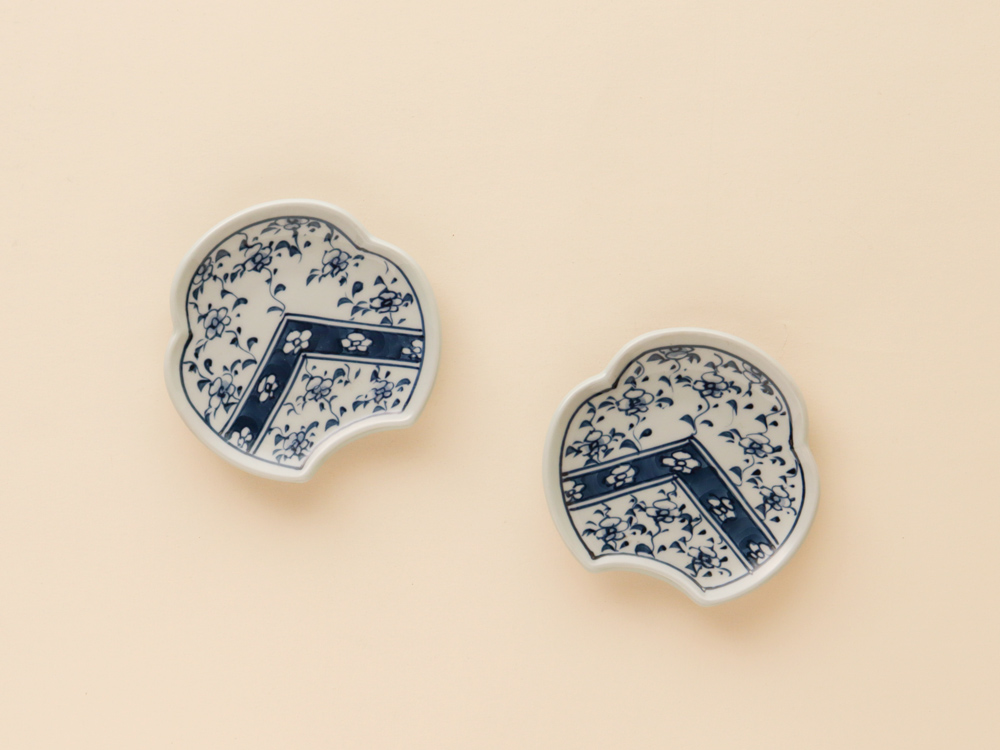 デッドストック 手描き染付 草花紋 松型 小皿 伊万里焼