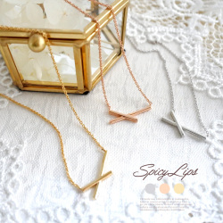 毎日使いできるシンプル ネックレス 。シャープに交差するようなメタルデザイン 0918