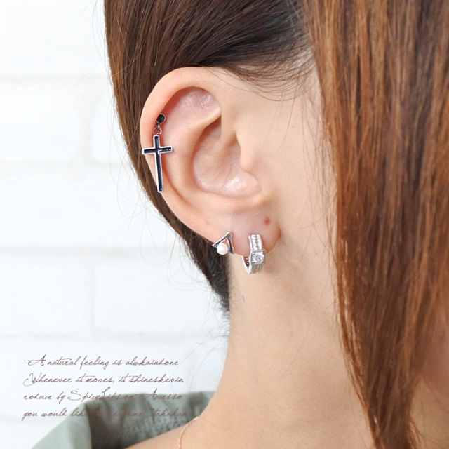 16G］存在感のあるスタイリッシュBlackラインクロスデザイン軟骨ピアス