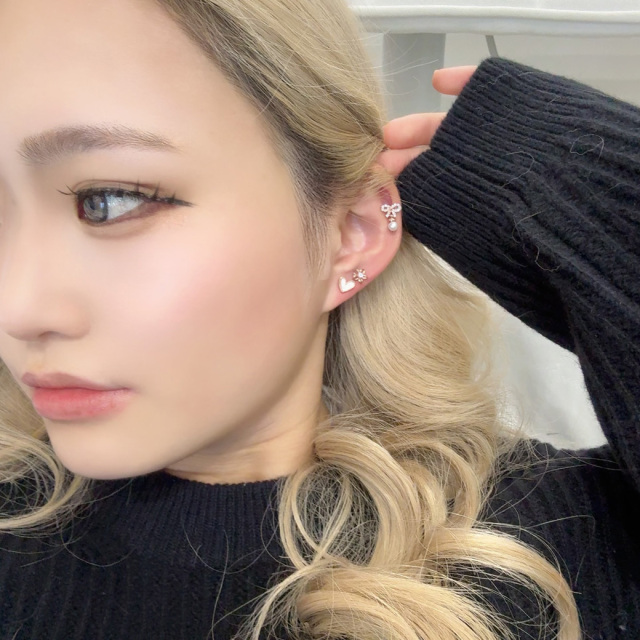 CZ の輝きとパール の艶が重なる上質なリボン ジュエルストレート 軟骨