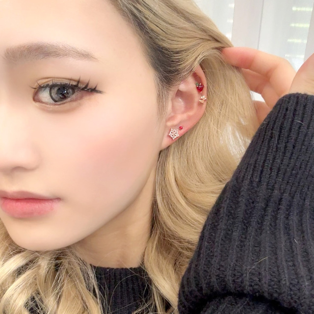 14G 16G ］ころんとしたアップル ジュエルがつやめく耳元を演出
