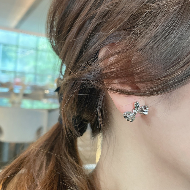 両耳セット ピアス 立体感 ある 結び目がかわいい メタル リボン
