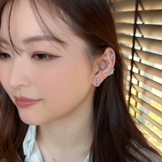 14G 16G ］繊細なフラワー デザインと1粒 のブルー CZ が耳元にぐっと