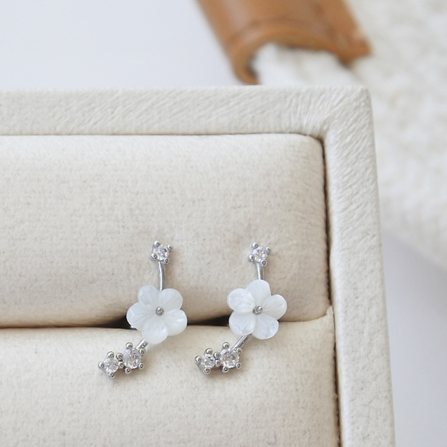 14G 16G ］1点投入でお顔周りがパッと華やぐ♪ 華奢プルメリア