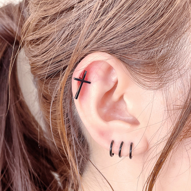 16G］辛口 コーデ にON。万能に使いやすいメタルクロス 軟骨ピアス
