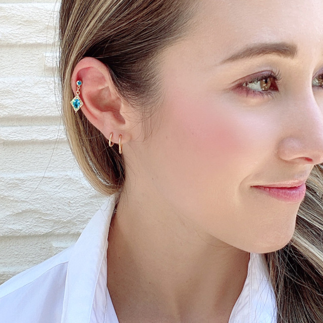 14G16G］ラグジュアリーな煌きで勝負。スクエア型チャーム軟骨ピアス